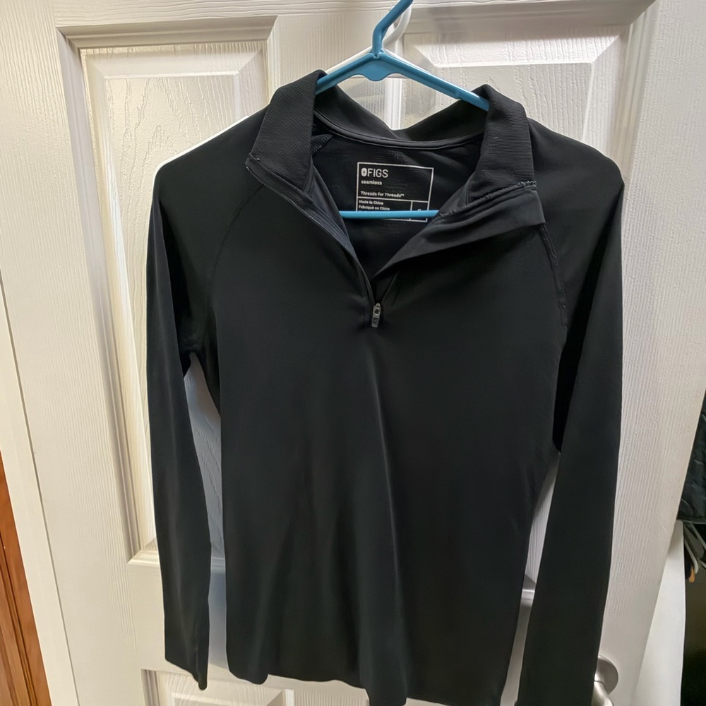 FIGS Black Long-Sleeve Quarter Zip Pullover salta seamless